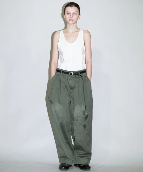 my beautiful landlet(マイビューティフルランドレット)の「【my beautiful landlet】DAMAGE CHINO TUCK WIDE PANTS(チノパンツ・メンズ・オリーブ/ベージュ・2/0/1)」の2枚目の写真