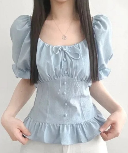 Sibra(シブラ)の「3color フロントリボンスクエアネックペプラムブラウス(Tシャツ/カットソー・レディース・ブルー/ホワイト/ブラック・M)」の22枚目の写真