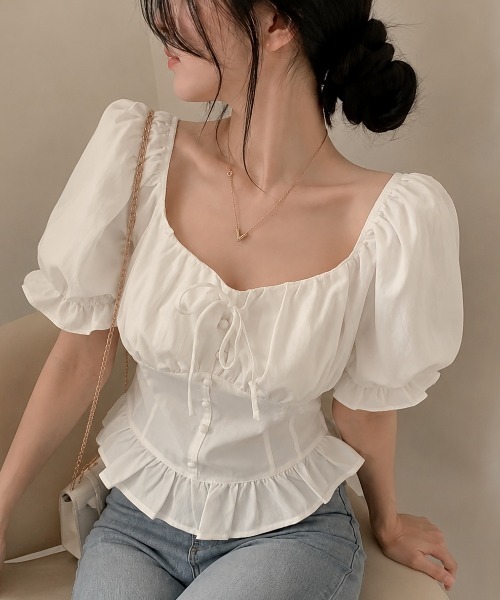 Sibra(シブラ)の「3color フロントリボンスクエアネックペプラムブラウス(Tシャツ/カットソー・レディース・ブルー/ホワイト/ブラック・M)」の4枚目の写真