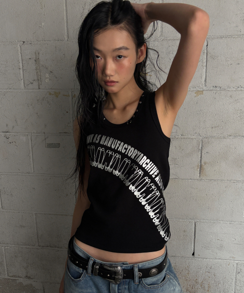 AAKAM(アーカム)の「Safety Pin Sleeveless (Black)(Tシャツ/カットソー・レディース・その他・1/2)」の2枚目の写真