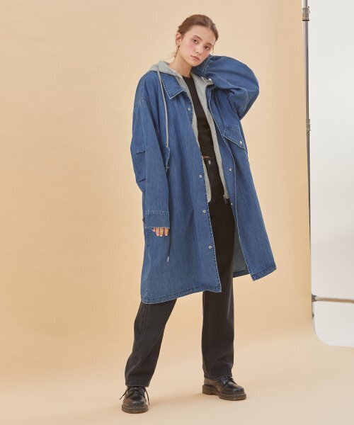 RYUL+WAI(リュルアンドワイ)の「デニムフードオーバーサイズロングコートブルー(トレンチコート・レディース・その他・FREE)」の3枚目の写真
