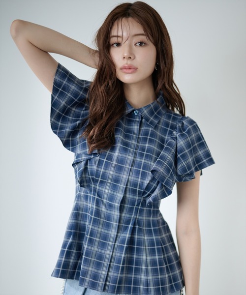 AND COUTURE(アンドクチュール)の「ラッフルスリーブチェックシャツブラウス(シャツ/ブラウス・レディース・ネイビー/ブルー・FREE)」の1枚目の写真