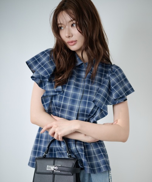 AND COUTURE(アンドクチュール)の「ラッフルスリーブチェックシャツブラウス(シャツ/ブラウス・レディース・ネイビー/ブルー・FREE)」の3枚目の写真