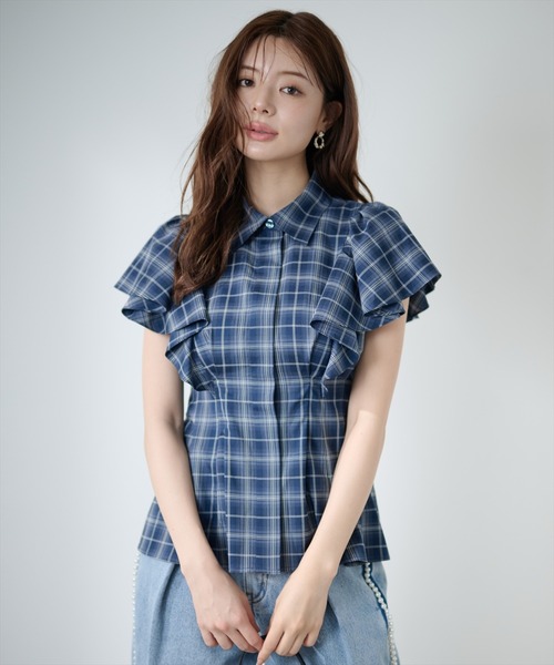 AND COUTURE(アンドクチュール)の「ラッフルスリーブチェックシャツブラウス(シャツ/ブラウス・レディース・ネイビー/ブルー・FREE)」の4枚目の写真