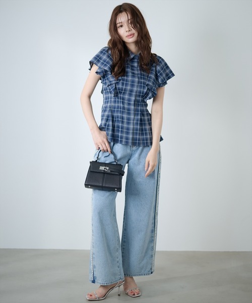 AND COUTURE(アンドクチュール)の「ラッフルスリーブチェックシャツブラウス(シャツ/ブラウス・レディース・ネイビー/ブルー・FREE)」の6枚目の写真