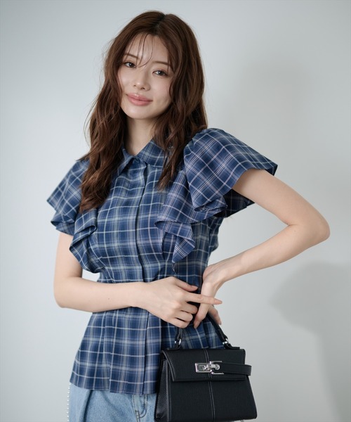 AND COUTURE(アンドクチュール)の「ラッフルスリーブチェックシャツブラウス(シャツ/ブラウス・レディース・ネイビー/ブルー・FREE)」の10枚目の写真