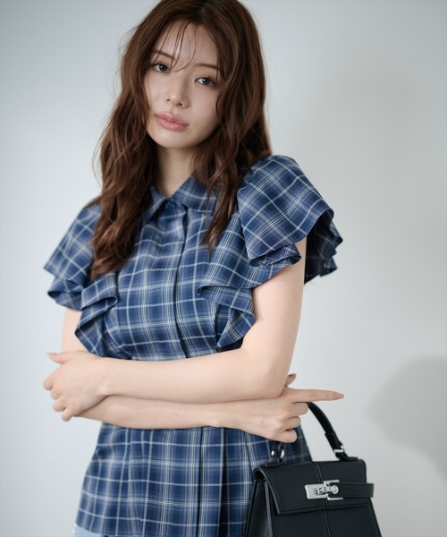 AND COUTURE(アンドクチュール)の「ラッフルスリーブチェックシャツブラウス(シャツ/ブラウス・レディース・ネイビー/ブルー・FREE)」の16枚目の写真