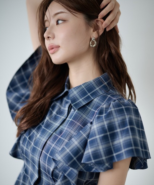 AND COUTURE(アンドクチュール)の「ラッフルスリーブチェックシャツブラウス(シャツ/ブラウス・レディース・ネイビー/ブルー・FREE)」の18枚目の写真