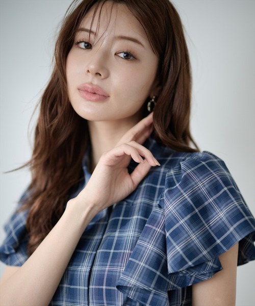 AND COUTURE(アンドクチュール)の「ラッフルスリーブチェックシャツブラウス(シャツ/ブラウス・レディース・ネイビー/ブルー・FREE)」の19枚目の写真