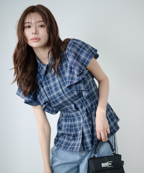 AND COUTURE(アンドクチュール)の「ラッフルスリーブチェックシャツブラウス(シャツ/ブラウス・レディース・ネイビー/ブルー・FREE)」の20枚目の写真