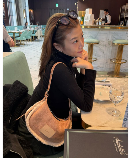 DEINET(ダイニット)の「FAUX SUEDE FUR MINI SHOULDER BAG IN BEIGE(ショルダーバッグ・レディース・その他・FREE)」の1枚目の写真