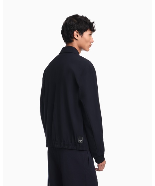 EMPORIO ARMANI（エンポリオアルマーニ）の「<オンライン限定>【エンポリオ アルマーニ】レギュラーフィット ジップブルゾン CAPSULE TRAVEL ESSENTIAL（ブルゾン・メンズ・ネイビー・46/48/50/52）」の4枚目の写真