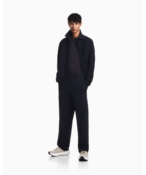 EMPORIO ARMANI（エンポリオアルマーニ）の「<オンライン限定>【エンポリオ アルマーニ】レギュラーフィット ジップブルゾン CAPSULE TRAVEL ESSENTIAL（ブルゾン・メンズ・ネイビー・46/48/50/52）」の2枚目の写真