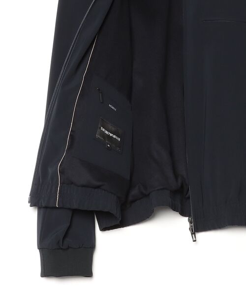EMPORIO ARMANI（エンポリオアルマーニ）の「<オンライン限定>【エンポリオ アルマーニ】レギュラーフィット ジップブルゾン CAPSULE TRAVEL ESSENTIAL（ブルゾン・メンズ・ネイビー・46/48/50/52）」の9枚目の写真