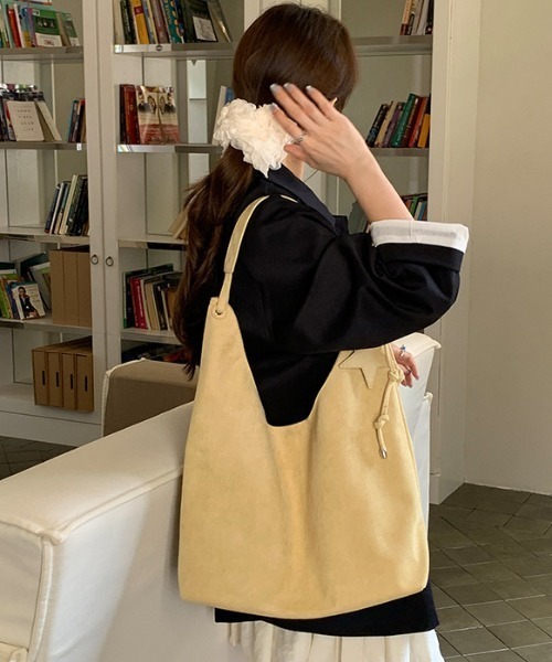 Alum'(アルム)の「【A4・PC対応】フェイクスエードホーボーバッグ / スターチャーム付き(トートバッグ・レディース・ブラック/ブラウン/ダークブラウン/ライトベージュ・FREE)」の13枚目の写真