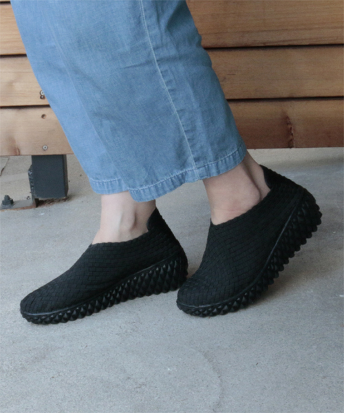 Rock Spring（ロックスプリング）の「ROCK SPRING "PRAIA DA LU" ウーブンシューズ (RS-121)（スリッポン・レディース・グレー/ホワイト/ブラック/ホワイト×ネイビー/ブラック×ホワイト/ネイビー/ブラック×グレー/ブラック×ブラック/ダークグレー/カーキ/ブラウン/シルバー・36/37/39/35/38）」の4枚目の写真