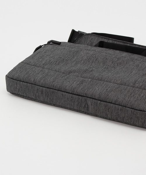 incase（インケース）の「CL60589 City Collection 13 Brief（ビジネスバッグ・メンズ・ブラック/グレー・ONE SIZE）」の4枚目の写真