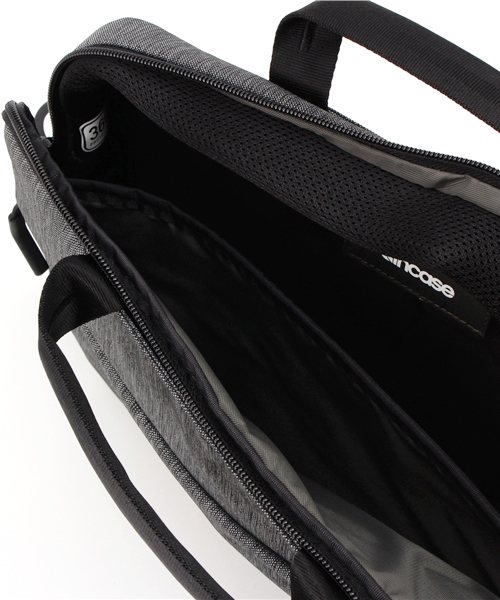 incase（インケース）の「CL60589 City Collection 13 Brief（ビジネスバッグ・メンズ・ブラック/グレー・ONE SIZE）」の9枚目の写真