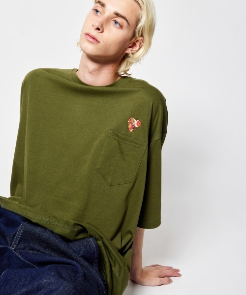 rehacer（レアセル）の「rehacer STAND : Flower Heart Big T-Shirt  / フラワーハートビッグ Tシャツ（Tシャツ/カットソー・メンズ・ブラック/ホワイト/オリーブ/グレー/ネイビー・MEDIUM/SMALL/LARGE/X-LARGE/140/150/100/110/120）」の4枚目の写真