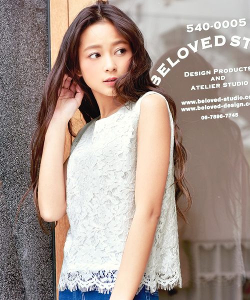 KOBE LETTUCE（コウベレタス）の「ノースリーブレースブラウス【セットアップOK】（シャツ/ブラウス・レディース・オフホワイト/サックスブルー/ラベンダー/ブラック/ライトイエロー/ネイビー/グレイッシュベージュ/ライトパープル/コーラル/グリーン/ピンク・FREE）」の2枚目の写真