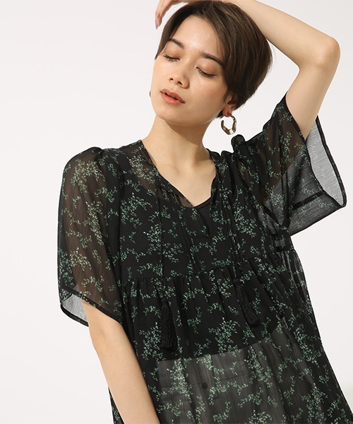 AZUL by moussy(アズールバイマウジー)の「リーフ柄楊柳スキッパーブラウス(シャツ/ブラウス・レディース・ホワイト系その他/ブラック系その他/イエロー系その他・SMALL/MEDIUM)」の1枚目の写真