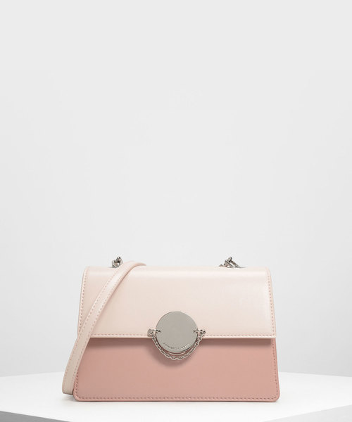 CHARLES & KEITH(チャールズ & キース)の「チェーンリンク クラシッククラッチ / Chain Link Classic Clutch(ショルダーバッグ・レディース・ブラック/セージグリーン/ライトピンク/プラム・S)」の2枚目の写真