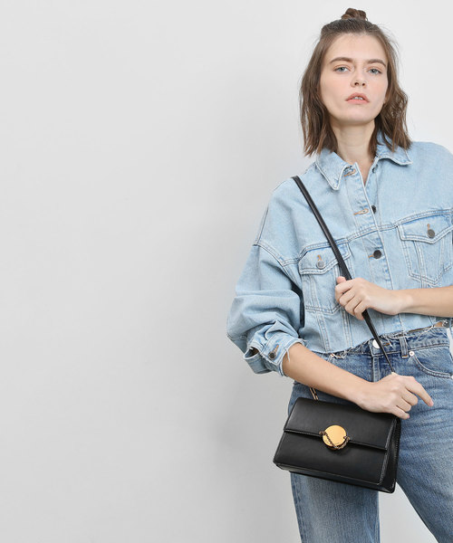 CHARLES & KEITH(チャールズ & キース)の「チェーンリンク クラシッククラッチ / Chain Link Classic Clutch(ショルダーバッグ・レディース・ブラック/セージグリーン/ライトピンク/プラム・S)」の9枚目の写真