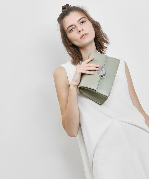 CHARLES & KEITH(チャールズ & キース)の「チェーンリンク クラシッククラッチ / Chain Link Classic Clutch(ショルダーバッグ・レディース・ブラック/セージグリーン/ライトピンク/プラム・S)」の5枚目の写真
