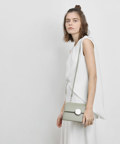 CHARLES & KEITH(チャールズ & キース)の「チェーンリンク クラシッククラッチ / Chain Link Classic Clutch(ショルダーバッグ・レディース・ブラック/セージグリーン/ライトピンク/プラム・S)」の21枚目の写真