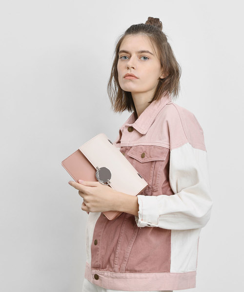CHARLES & KEITH(チャールズ & キース)の「チェーンリンク クラシッククラッチ / Chain Link Classic Clutch(ショルダーバッグ・レディース・ブラック/セージグリーン/ライトピンク/プラム・S)」の6枚目の写真