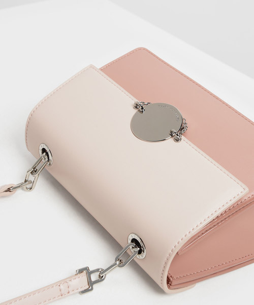 CHARLES & KEITH(チャールズ & キース)の「チェーンリンク クラシッククラッチ / Chain Link Classic Clutch(ショルダーバッグ・レディース・ブラック/セージグリーン/ライトピンク/プラム・S)」の8枚目の写真