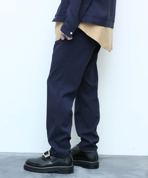 soe(ソーイ)の「soe / Easy Trousers Back-side Satin Georgette(スラックス・メンズ・ブラック/ネイビー・1/2/0)」の2枚目の写真