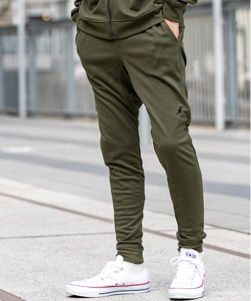 KANGOL(カンゴール)の「KANGOL × A.S.M コラボ /カンゴール T/C ポンチ ジャージ 裾リブ リラックス イージーパンツ セットアップ対応(その他パンツ・メンズ・カーキ/ホワイト/ブラック/ネイビー/グレー/チャコールグレー・48/50/52)」の1枚目の写真