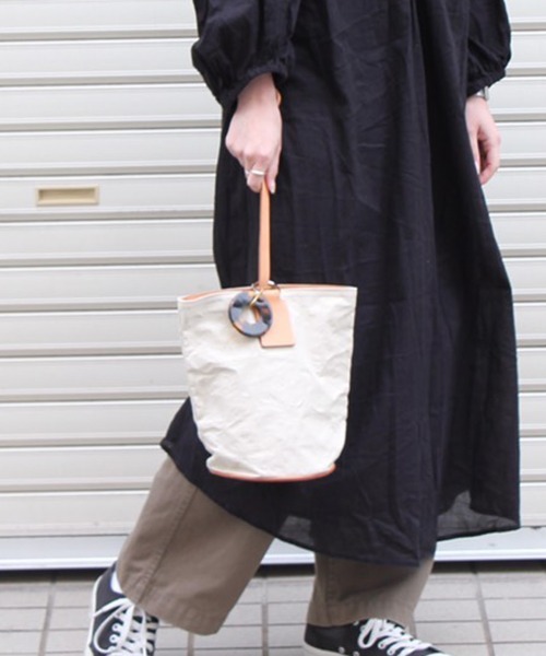 arth(アース)の「【arth】LINEN BD CRUMPLE BUCKET / 【アース】(ハンドバッグ・レディース・ブラック/ベージュ・FREE)」の2枚目の写真