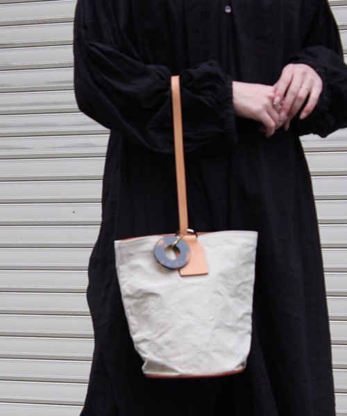 arth(アース)の「【arth】LINEN BD CRUMPLE BUCKET / 【アース】(ハンドバッグ・レディース・ブラック/ベージュ・FREE)」の4枚目の写真