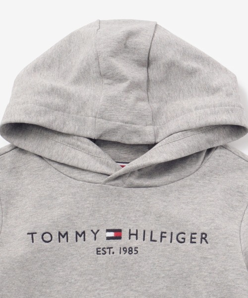 TOMMY HILFIGER（トミーヒルフィガー）の「BOYS ロゴスウェットパーカー（パーカー・キッズ・グレー・90cm/110cm/100cm/120cm）」の3枚目の写真