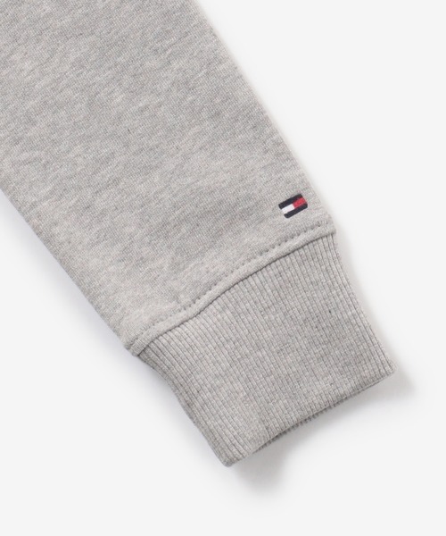 TOMMY HILFIGER（トミーヒルフィガー）の「BOYS ロゴスウェットパーカー（パーカー・キッズ・グレー・90cm/110cm/100cm/120cm）」の2枚目の写真
