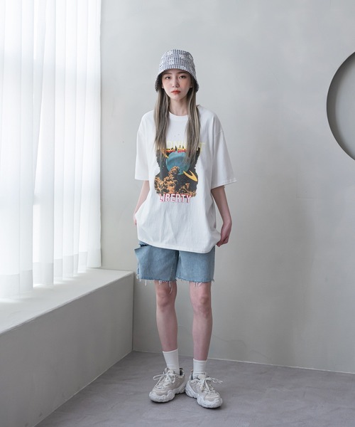 UNE MANSION（ユヌマンション）の「ミッドナイトプリント半袖Tシャツ（Tシャツ/カットソー・レディース・ベージュ/アイボリー/ブラック・FREE）」の4枚目の写真