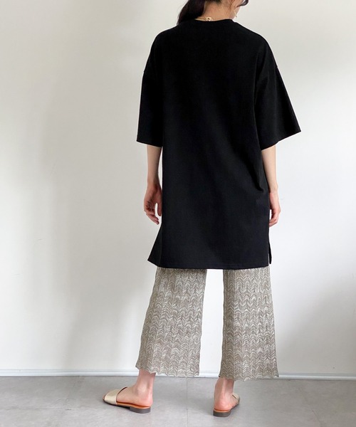 ottilie(オティーリエ)の「オーバーサイズTシャツ(Tシャツ/カットソー・レディース・ブラック/チャコールグレー/オフホワイト・FREE)」の8枚目の写真