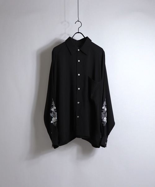 Confirm(コンファーム)の「Confirm / コンファーム LS刺繍ラグランビッグシャツ(シャツ/ブラウス・メンズ・ホワイト/ブラック/レッド/グリーン・M/L)」の3枚目の写真