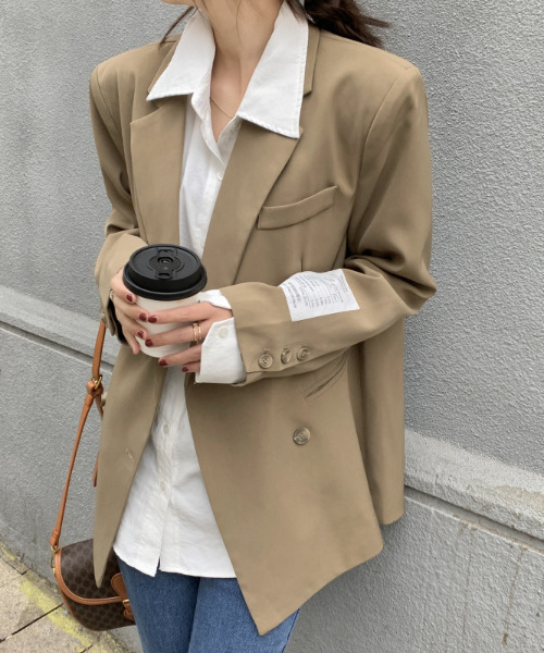 emi+（エミプラス）の「袖ロゴデザインテーラードジャケット