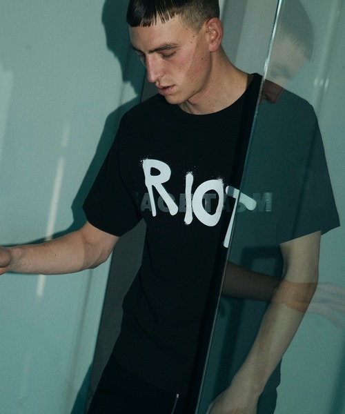 RIOT FACETASM（ライオットファセッタズム）の「【RIOT FACETASM】RIOT LOGO TEE（Tシャツ/カットソー・メンズ・ブラック/ホワイト/ブルー・MEDIUM/LARGE）」の15枚目の写真