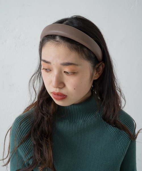 Kastane（カスタネ）の「レザーボリューム太カチューシャ（ヘアゴム・レディース・ベージュ/ブラウン/ブラック・FREE）」の3枚目の写真