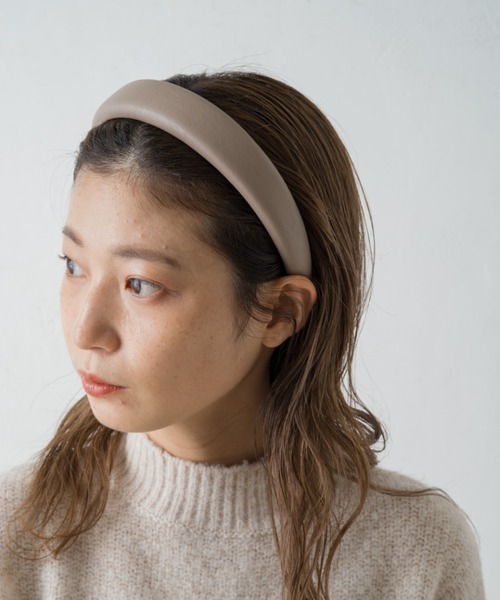 Kastane（カスタネ）の「レザーボリューム太カチューシャ（ヘアゴム・レディース・ベージュ/ブラウン/ブラック・FREE）」の6枚目の写真