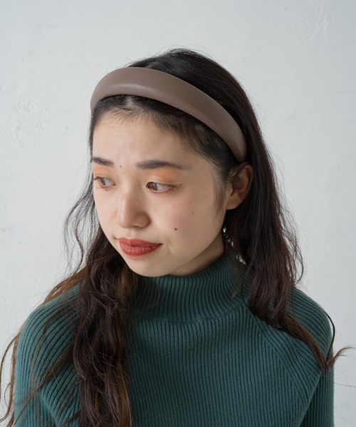 Kastane（カスタネ）の「レザーボリューム太カチューシャ（ヘアゴム・レディース・ベージュ/ブラウン/ブラック・FREE）」の4枚目の写真