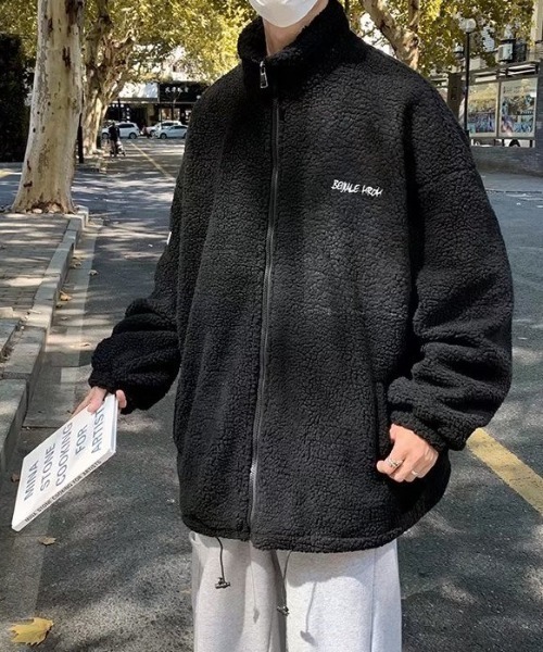 MGV(エムジーヴィー)の「レタリングオーバーサイズボアジップブルゾン(ブルゾン・メンズ・ブラック/グレー・MEDIUM/LARGE/X-LARGE)」の2枚目の写真