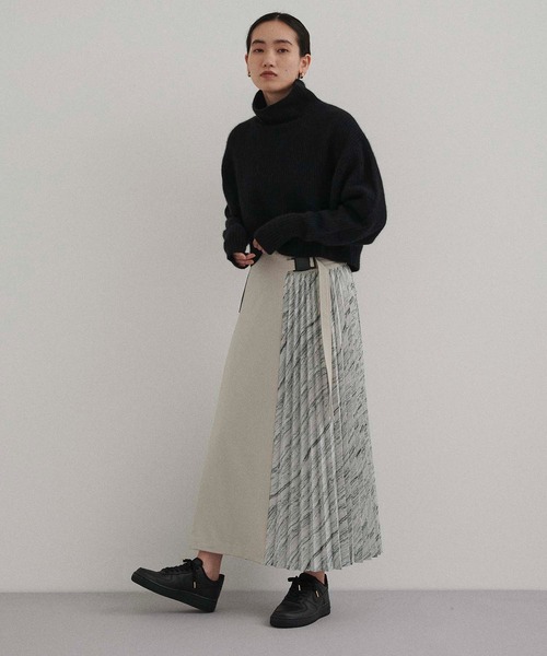 CITY TOKYO（シティトウキョウ）の「アシンメトリープリーツスカート（スカート・レディース・オフホワイト/ライトブルーグレー・1/2）」の3枚目の写真