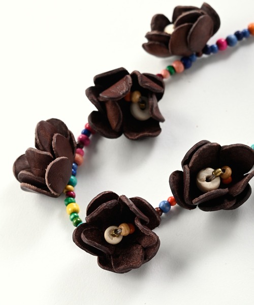 45R（フォーティファイブアール）の「レザーフラワーのネックレス（ネックレス・レディース・ブラウン系その他/ホワイト系その他・FREE）」の9枚目の写真