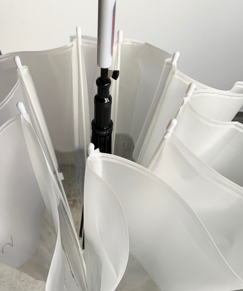 COMMON WARE(コモンウェアー)の「NT:バイカラービニール傘(長傘・レディース・ホワイト/ブラック/パープル/ピンク/ブルー/グリーン・FREE)」の11枚目の写真