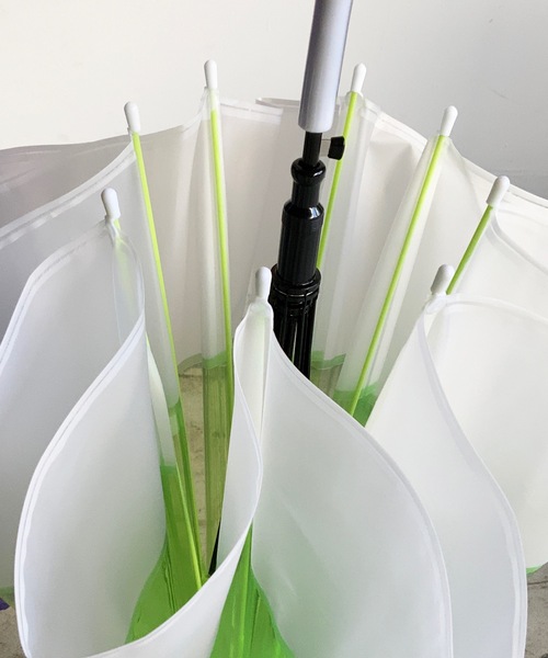 COMMON WARE(コモンウェアー)の「NT:バイカラービニール傘(長傘・レディース・ホワイト/ブラック/パープル/ピンク/ブルー/グリーン・FREE)」の15枚目の写真